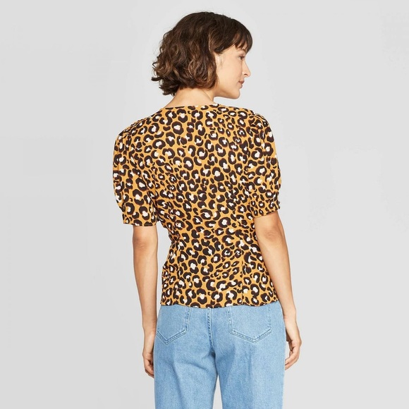 Who What Wear Leopard Print Short Sleeve Deep V-Neck Wrap Top - Picture 2 of 6